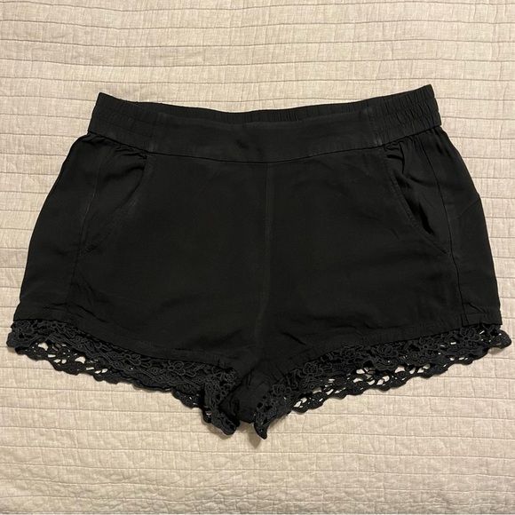 Express Pants - Express Black High Waisted Shorts with Crochet Knit Lace Hem & Pockets Sz Lg